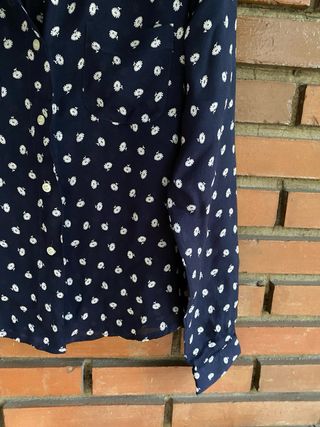 Camisa azul con estampado floral