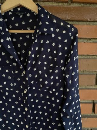 Camisa azul con estampado floral