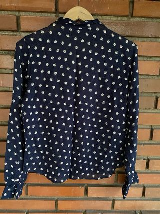 Camisa azul con estampado floral