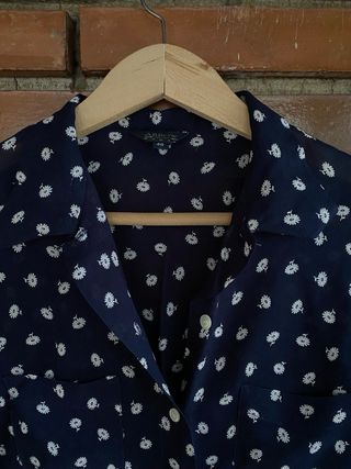 Camisa azul con estampado floral