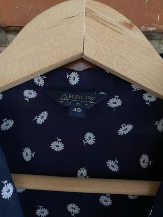 Camisa azul con estampado floral