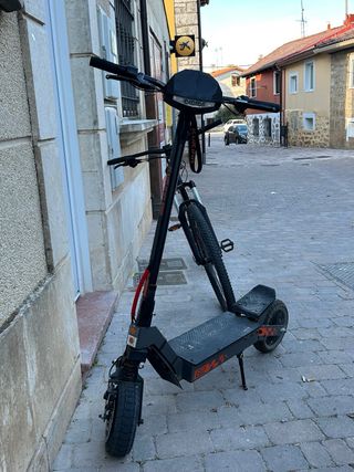 Patinete eléctrico con casco