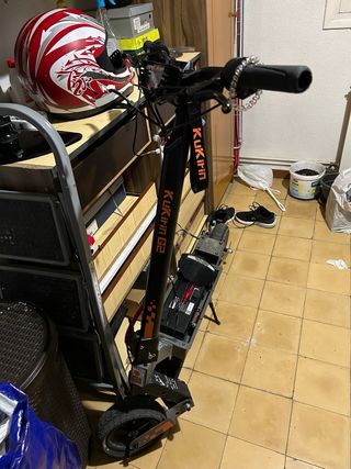 Patinete eléctrico con casco