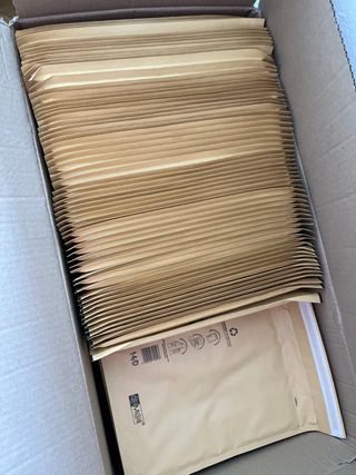 Sobres acolchados y muñecos