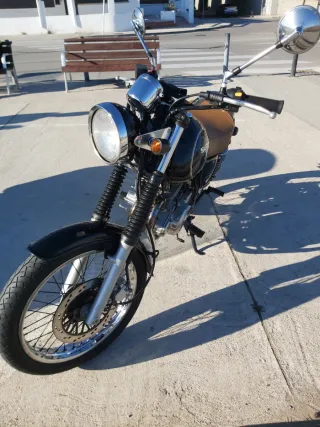 Suzuki TU 250X Negra y Marrón