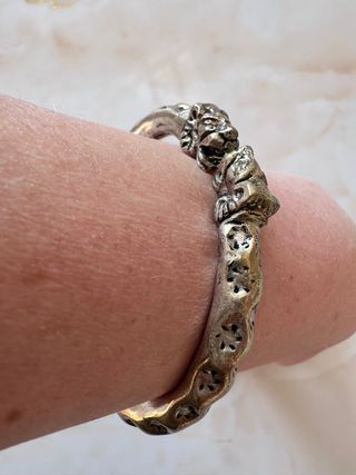 Antico bracciale in lega metallica con teste leoni