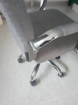Silla de oficina gris con ruedas
