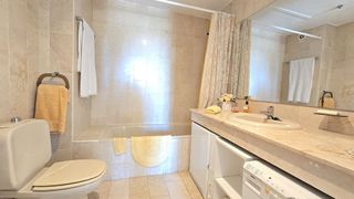 Piso en venta en Los Naranjos - Las Brisas en Marbella