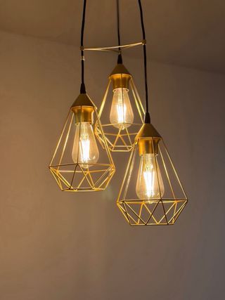 Lámpara colgante dorada con luces