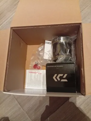 Carrete Daiwa Emblem Surf Light 45 qdp