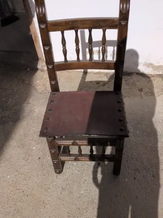 Silla antigua de madera y cuero