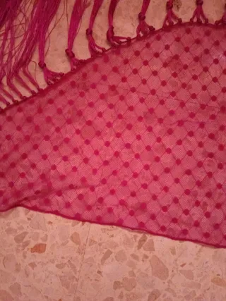 Mantón de niña rosa con flecos