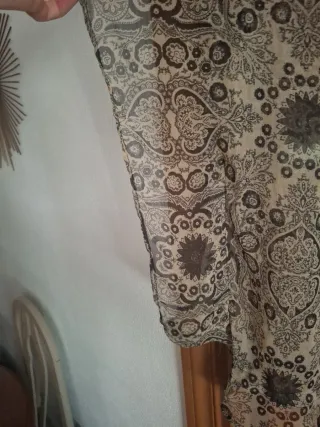 Blusón estampado beige y negro.