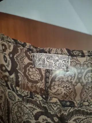 Blusón estampado beige y negro.