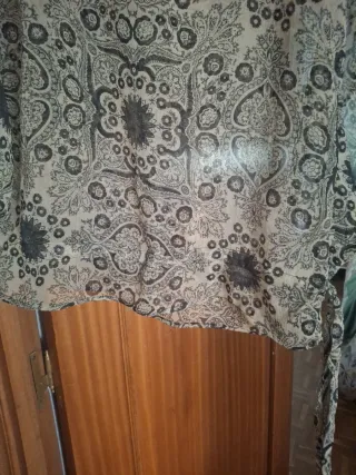 Blusón estampado beige y negro.