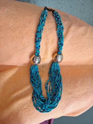Collar de cuentas turquesa y plateado