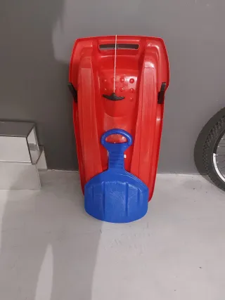 Trineo rojo y 2 trineos pala azules.