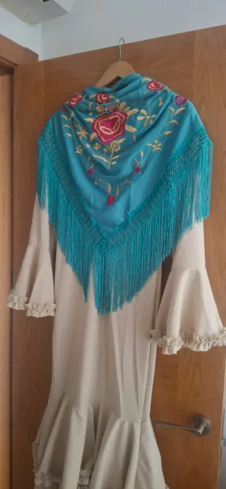 Traje de flamenca beige con manton turquesa