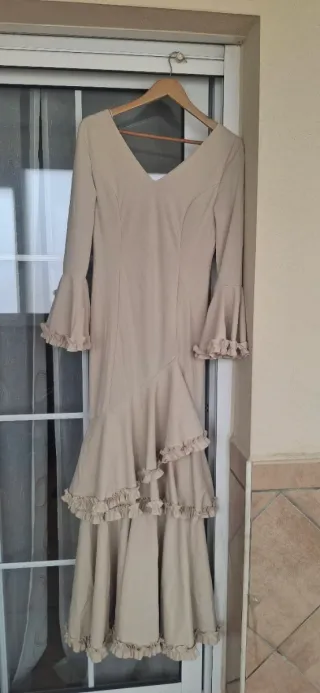 Traje de flamenca beige con manton turquesa
