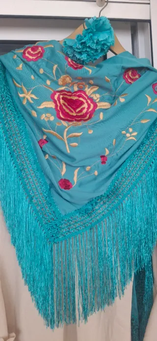 Traje de flamenca beige con manton turquesa