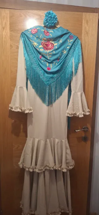 Traje de flamenca beige con manton turquesa