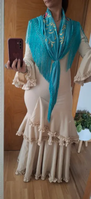 Traje de flamenca beige con manton turquesa