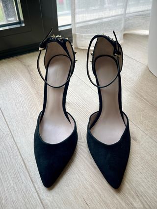 Zapatos de tacón negros con tachuelas