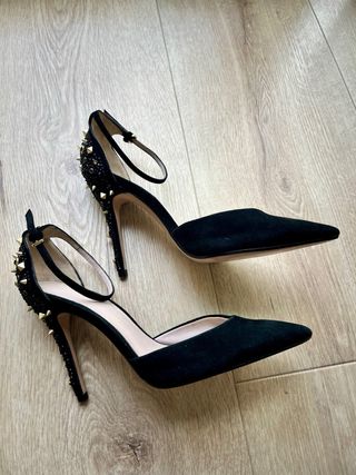 Zapatos de tacón negros con tachuelas