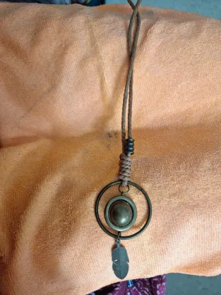 Collar con colgante de pluma