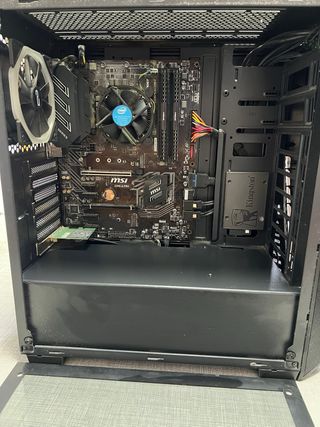 Ordenador MSI con W 10 Home.