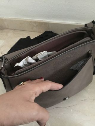 Bolso de tienda local beige y negro