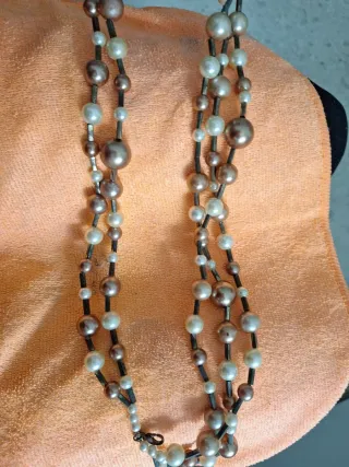 Collar de perlas marrones y blancas