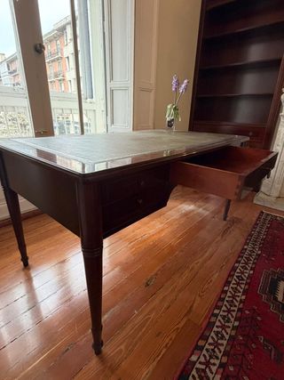 Escritorio madera con cajones y tapete