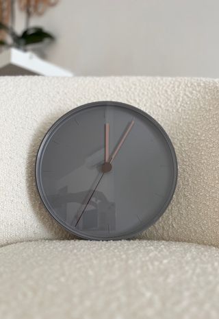 Reloj de pared moderno gris