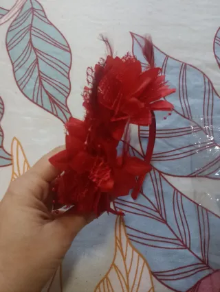 Tocado diadema flores rojas