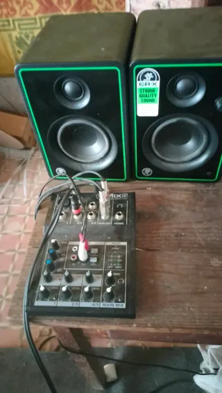 Altavoces Mackie CR-X y Mesa de Mezclas Mix5