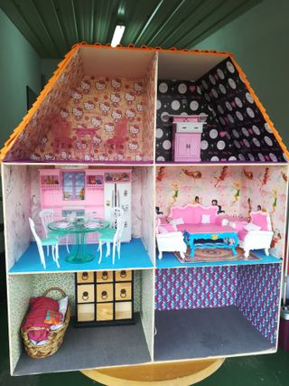 Casa de muñecas con muebles