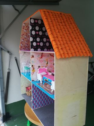 Casa de muñecas con muebles