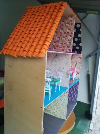 Casa de muñecas con muebles
