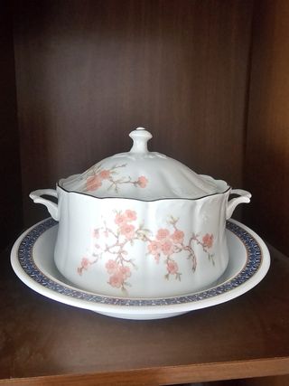 Sopera de porcelana con flores