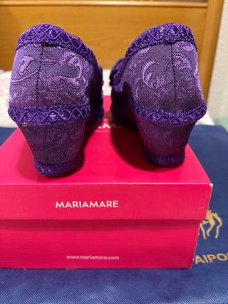 Zapatos de fallera morados con lazo.