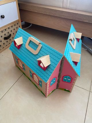 Casa de muñecas de madera con tejado azul