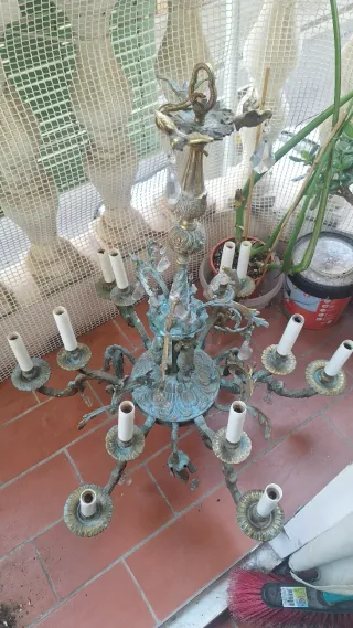 Lámpara de araña de bronce con figuras