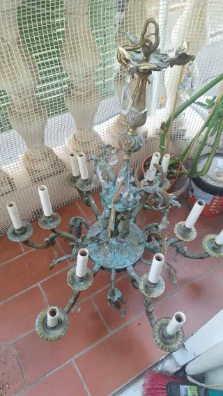 Lámpara de araña de bronce con figuras