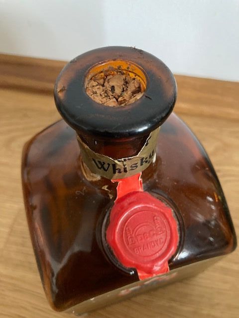 Bottiglia vuota di whisky Gran Dyc
