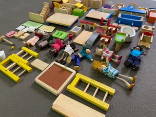 Casa de muñecas vintage de PlanToys + Accesorios