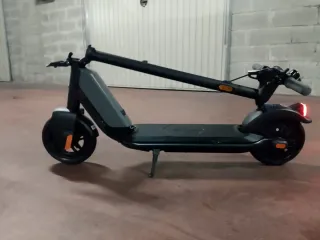 Patinete eléctrico negro