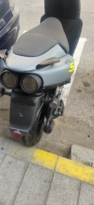 Aprilia SR Scooter Gris y Amarillo