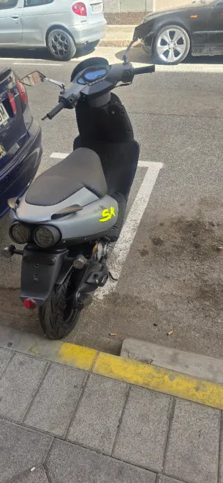 Aprilia SR Scooter Gris y Amarillo