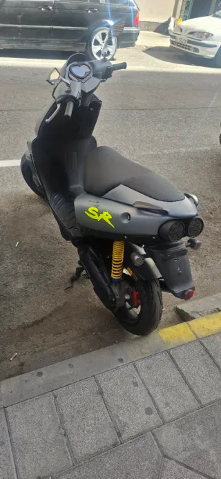 Aprilia SR Scooter Gris y Amarillo